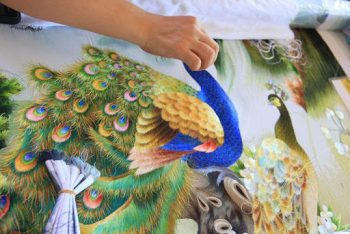 Bức tranh thêu chim công - sản phẩm thêu tay của nghệ nhân làng thêu Minh Lãng